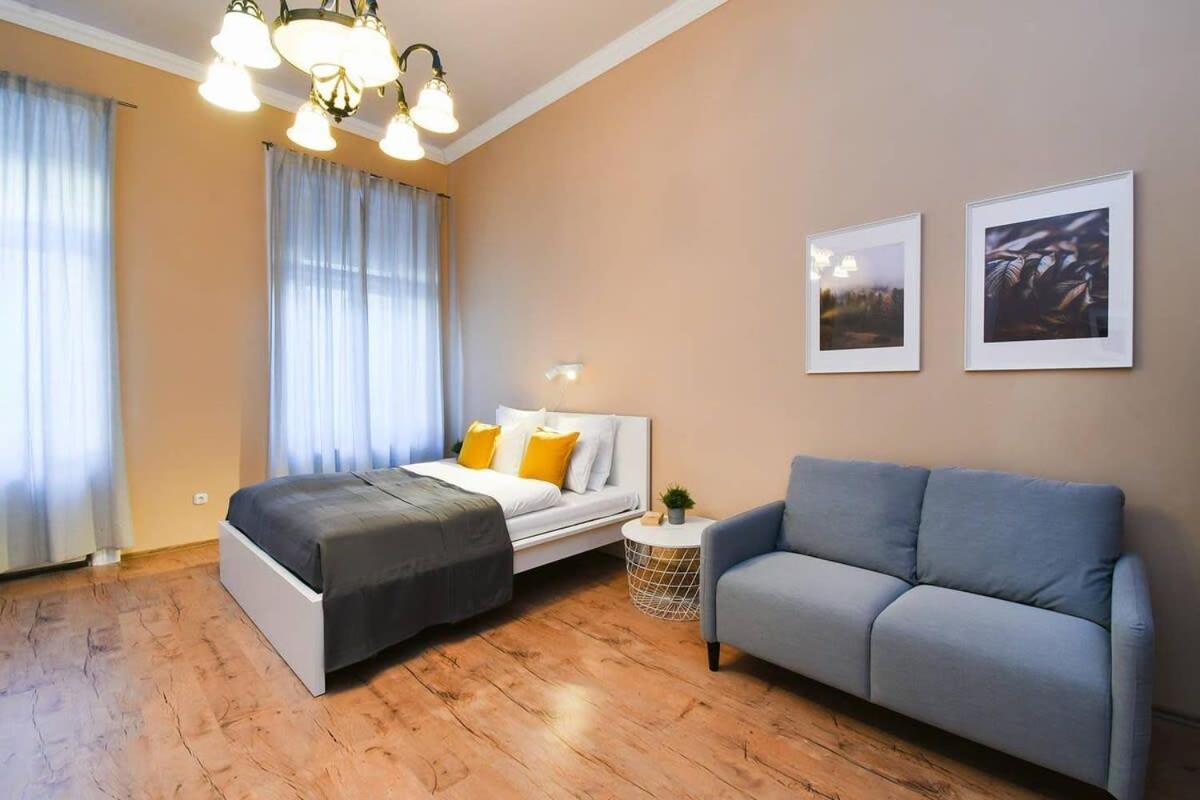Апартаменти Very Very Spacious New